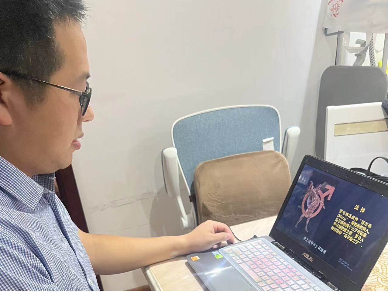 美女av影片